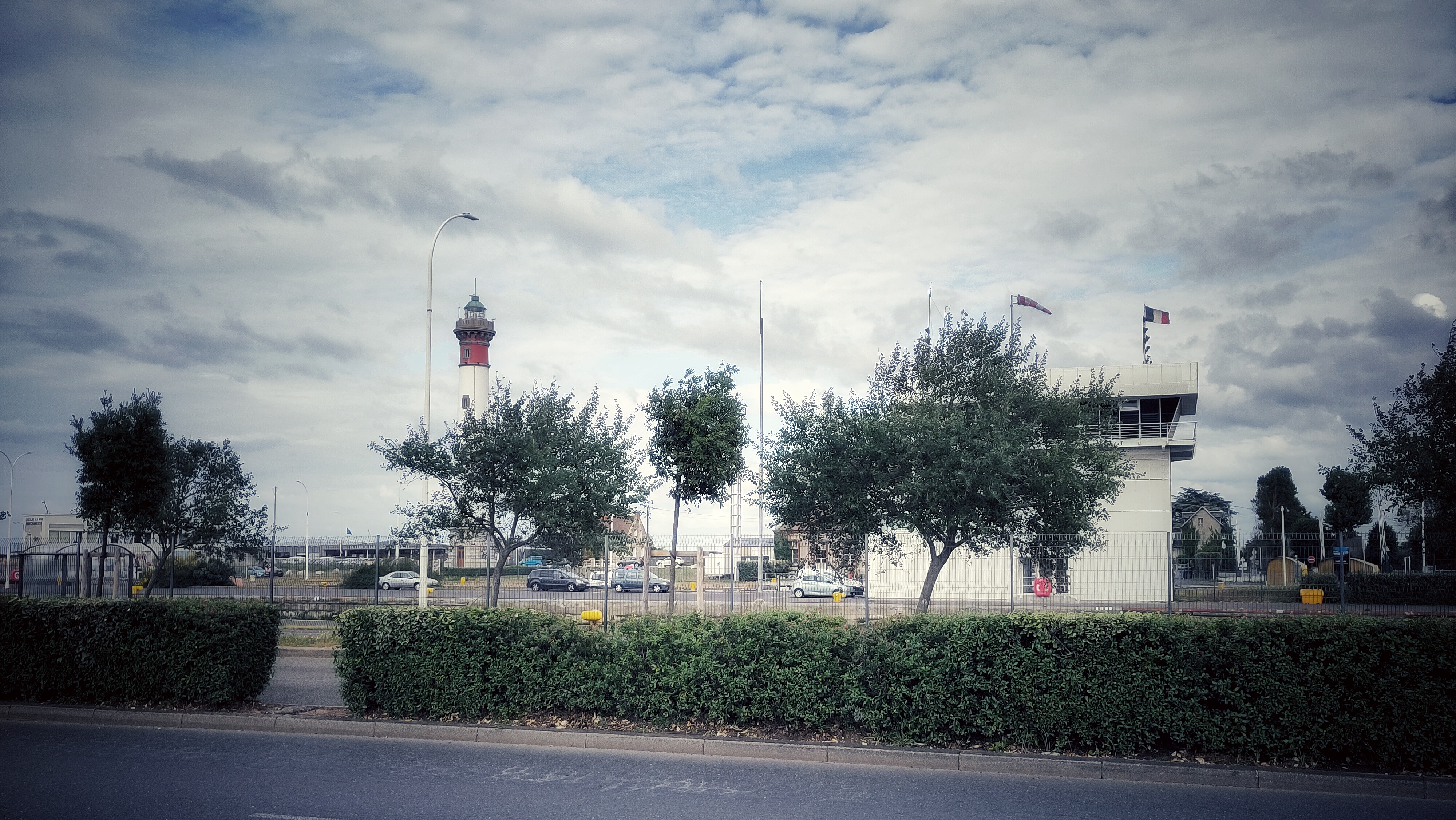 Leuchtturm am Hafen Ouistreham Frankreich